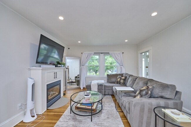 Building Photo - 41 Lynde Ave