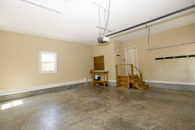 Building Photo - "Spacious 3-Bedroom Retreat with 3200 Sq Ft of Comfort in Seven Lakes!"