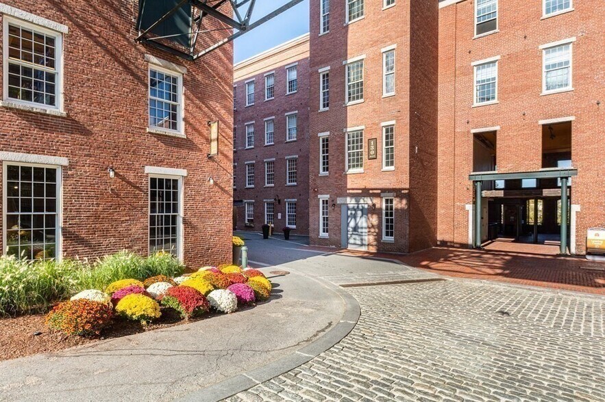 Building Photo - 130 John St