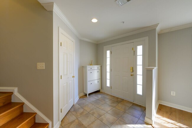 Building Photo - Luxury Living in the Villages of Urbana