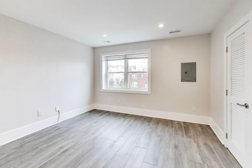 Building Photo - 924 19th St NE