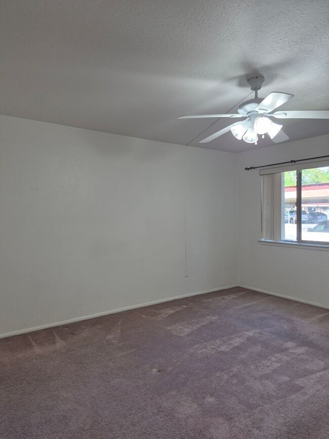 Building Photo - 925 Country Club Dr SE