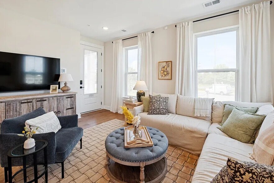 Building Photo - 14945 Deco Cir