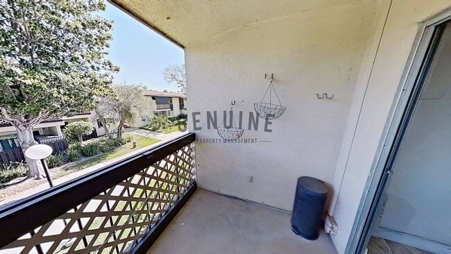 Building Photo - Second Floor Condo in Rossmoor Park Commun...