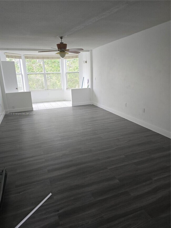 Building Photo - 1351 NE 191st St