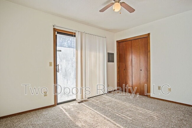 Building Photo - 8910 Oak Valley Dr