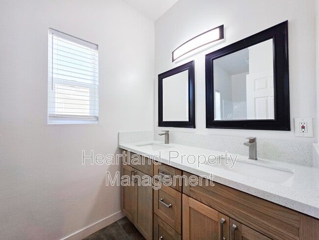 Building Photo - 690 N Grape St