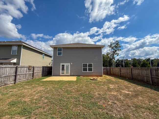 Building Photo - 4 bedroom, 2.5 bath home centrally located...