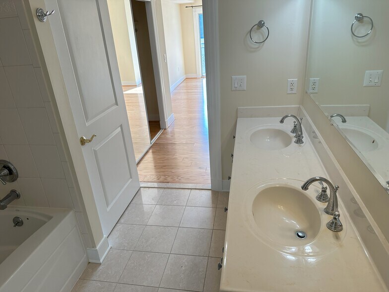 Primary Bathroom 2 - 5 Park Pl