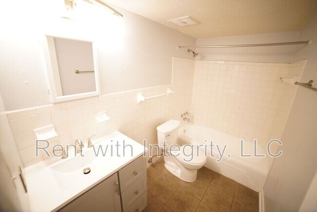 Building Photo - 2325 W Pensacola St