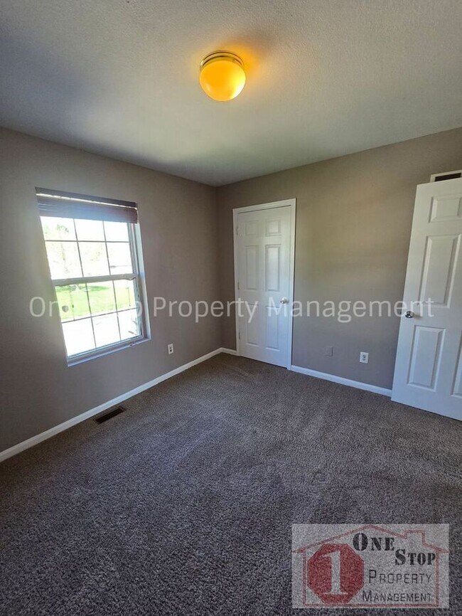 Building Photo - Spacious 3 bedroom/ 2.5 bath with a finished basement!!