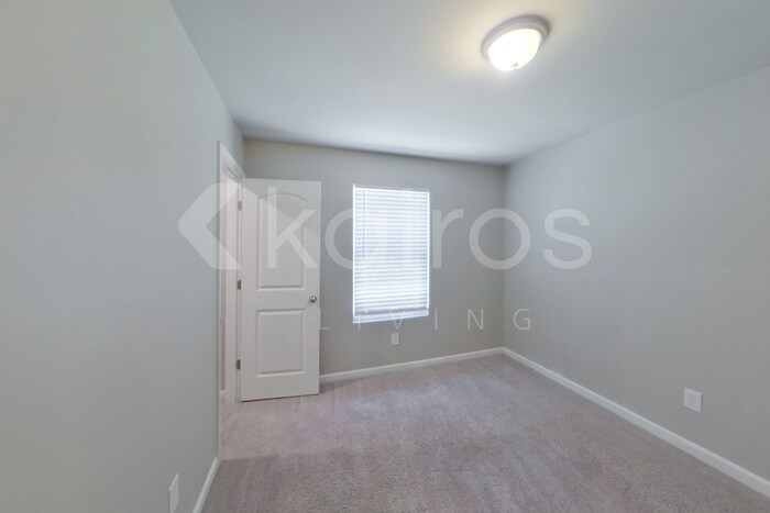 Building Photo - 214 York Ln