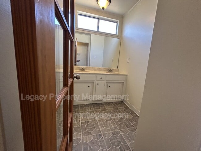 Building Photo - 2213 N Cirby Way