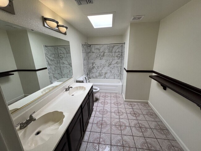 Building Photo - Lovely 4 Bedroom 2 Bath Home on Southwest ...