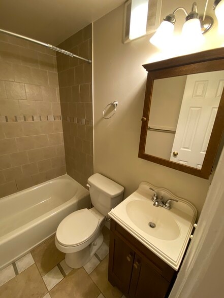 Building Photo - 3019 Ellwood Ave