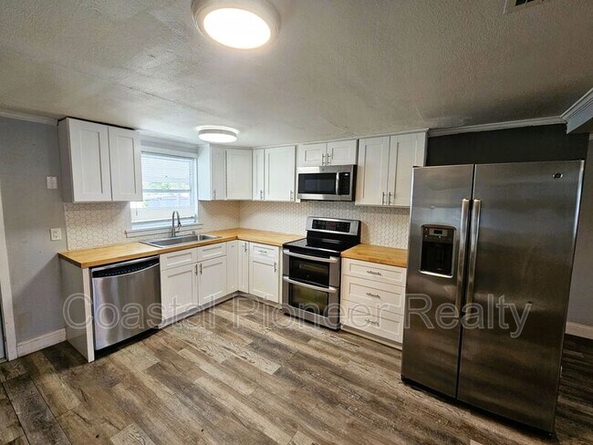 Building Photo - 501 25th Ave W