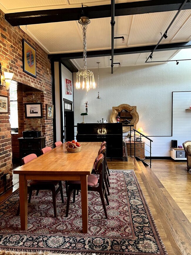 Building Photo - One-of-a-Kind 2BR Condo in Downtown Raleig...