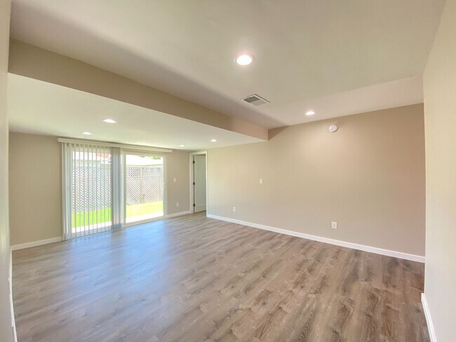 Building Photo - Spacious 5 BR 2 BA!