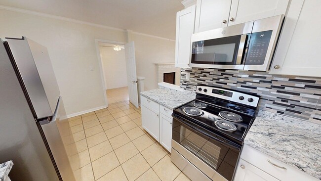 Building Photo - 409 Augusta Ave