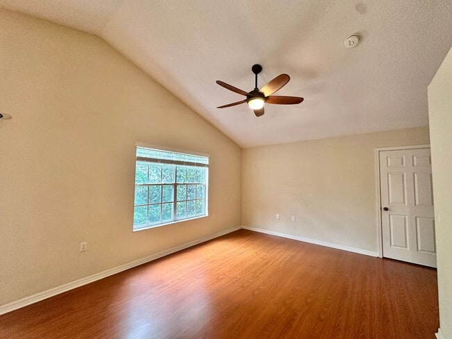 Building Photo - Charming 1-Bedroom Loft-Style Condo in The...