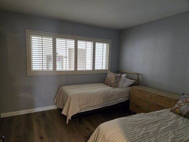 Building Photo - Ground-floor San Carlos stunning single-story condo available immediately.