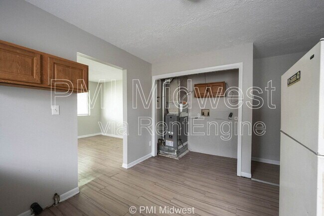 Building Photo - 2248 N Leland Ave