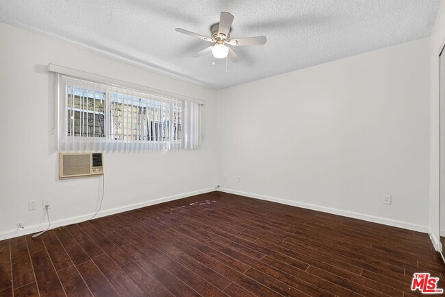 Building Photo - 15540 Moorpark St
