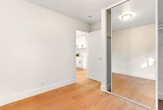 Building Photo - 11 Paddock Ct