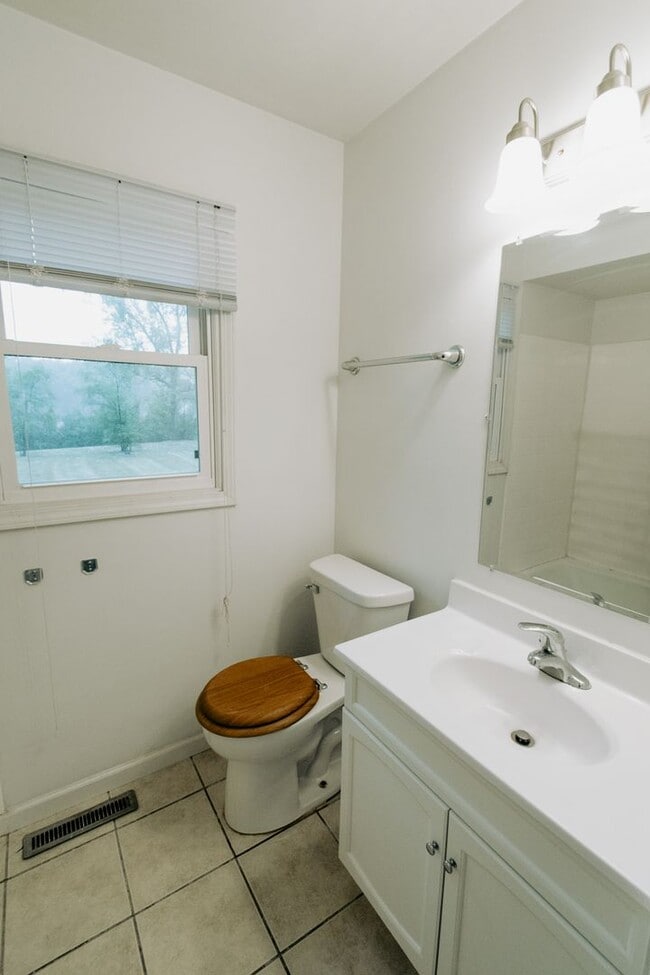 Building Photo - 2 Bedroom / 1 Bathroom Duplex for Rent in ...