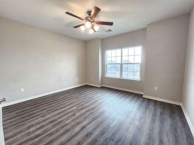 Building Photo - 4/2/2 Townhome