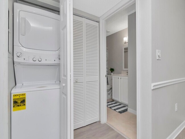 Building Photo - Updated Ground Floor 1BR - Move in Incentives Available