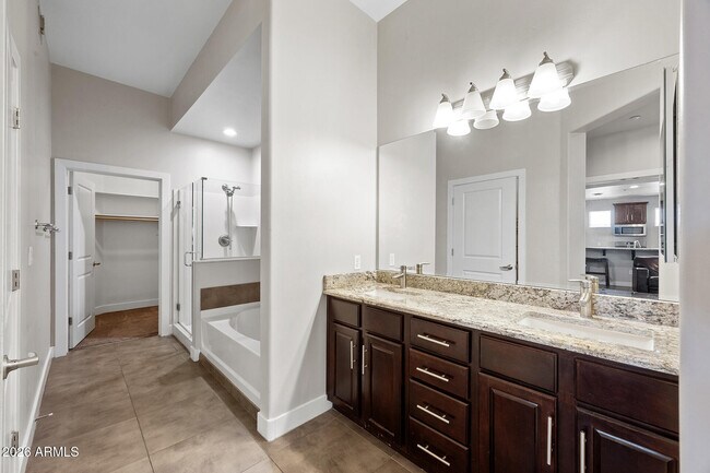 Building Photo - 945 E Playa Del Norte Dr