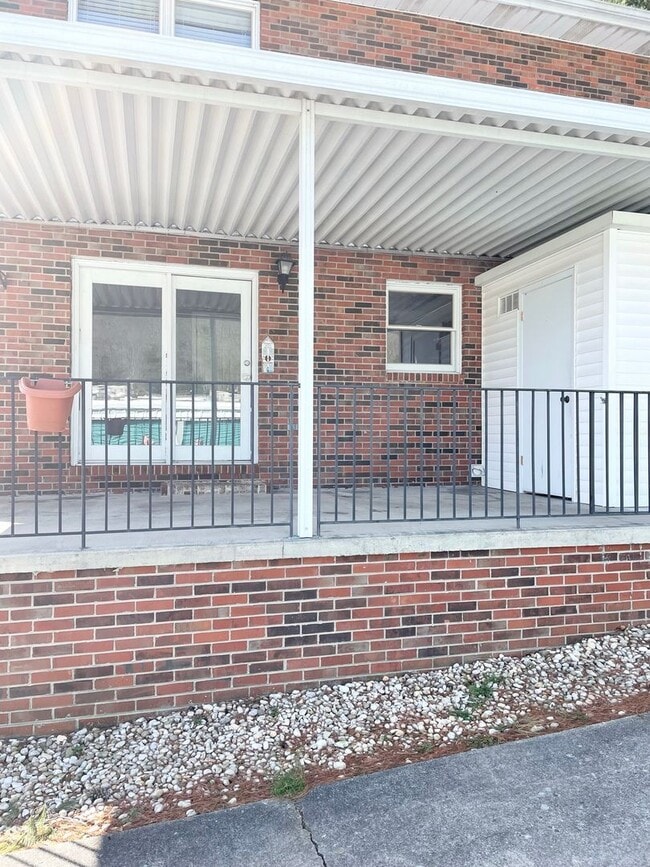 Building Photo - 2 Bedroom / 2 Bath Townhome Church Hill, TN
