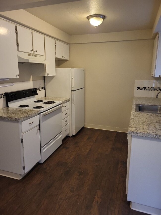 Building Photo - 1/2 off 1st Month's Rent- Detached Garage ...
