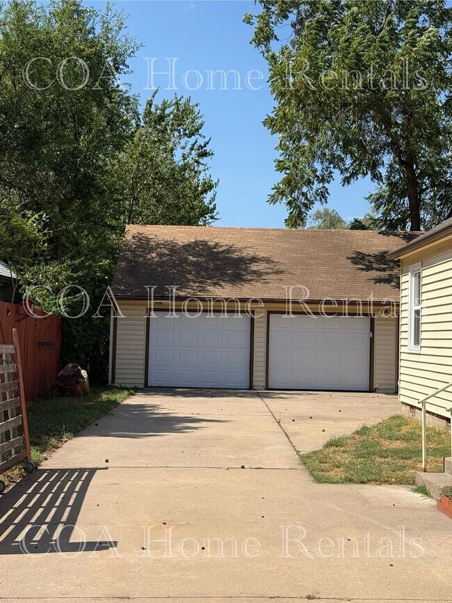 Building Photo - 1109 N Custer St