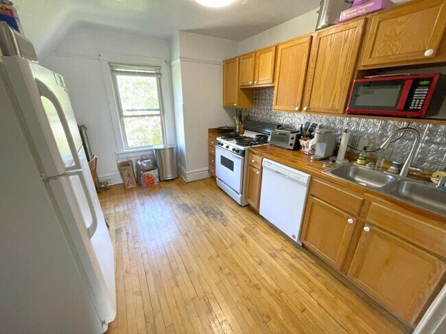 Building Photo - 30 Lathrop St