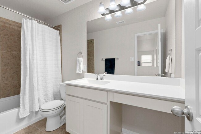 Building Photo - 4 Bedroom/2.5 Bathroom Tribute Ranch Subdi...