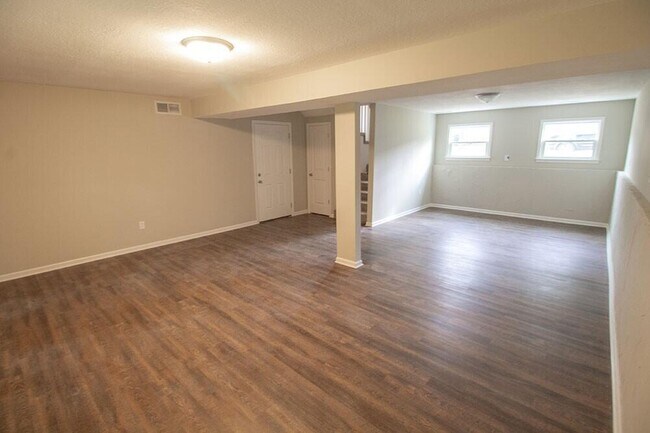 Building Photo - 1909 Newton Dr