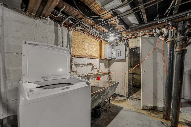 Building Photo - 3484 W 58th St