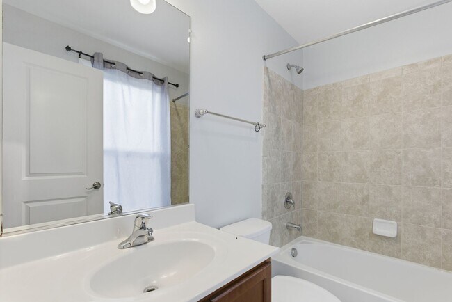 Building Photo - Amazing 4 BR/3.5 BA Townhome in Riverdale!