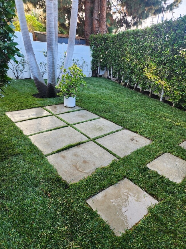 Building Photo - 10992 Exposition Blvd