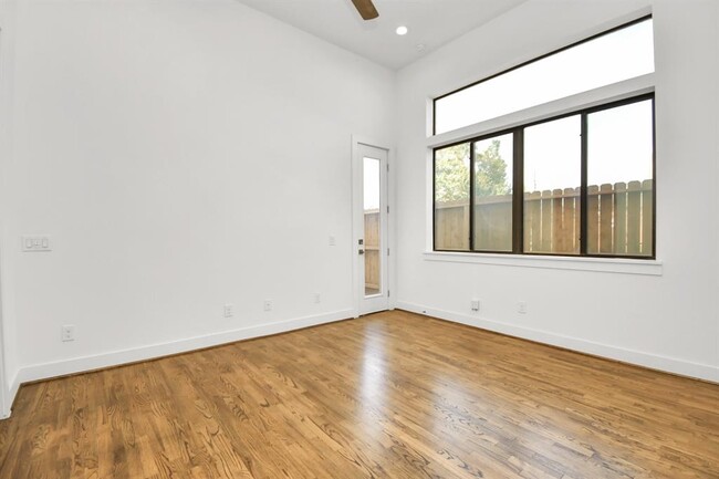 Building Photo - 732 W 22nd St