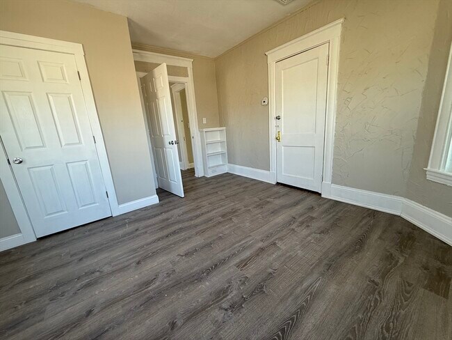 Building Photo - 68 Ash St