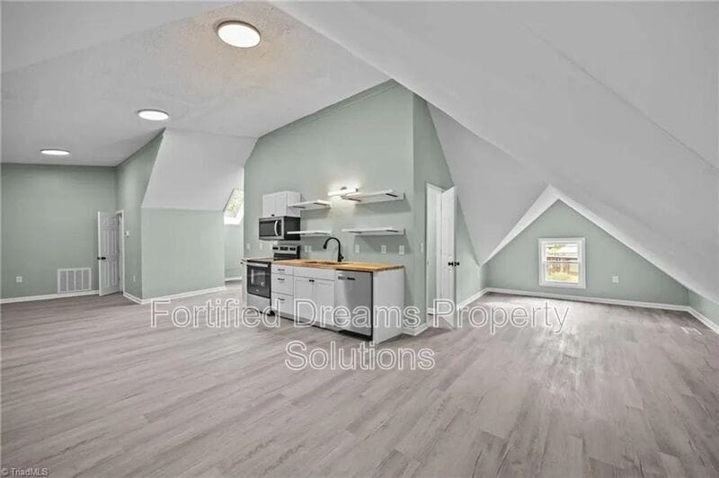 Building Photo - 608 Montgomery St