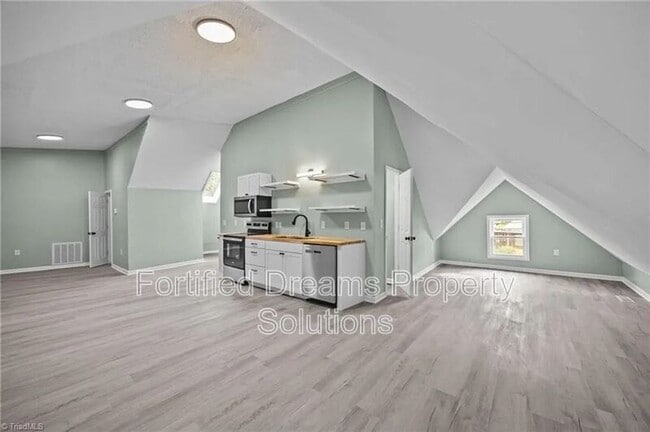 Primary Photo - 608 Montgomery St