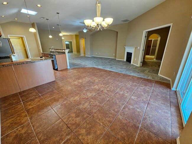 Building Photo - Beautiful Golf Course Area Home with 4 Bed...