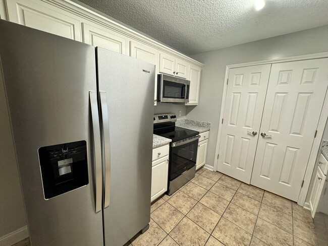 Building Photo - 3BD/2BA FOR RENT