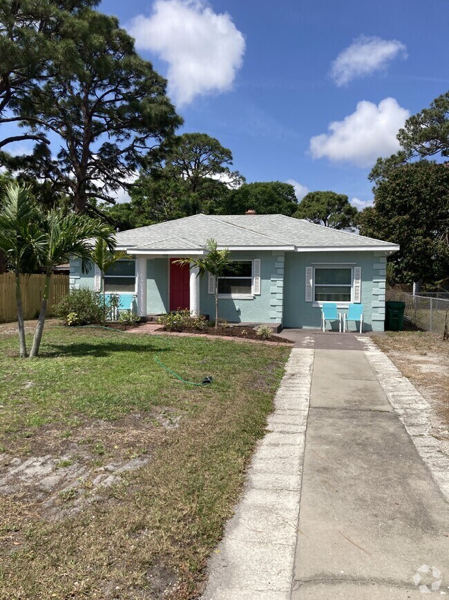 Building Photo - Must see charming cottage on S. Tropical T...