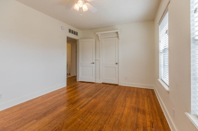 Building Photo - 3 Bedroom 2 Bath Home
