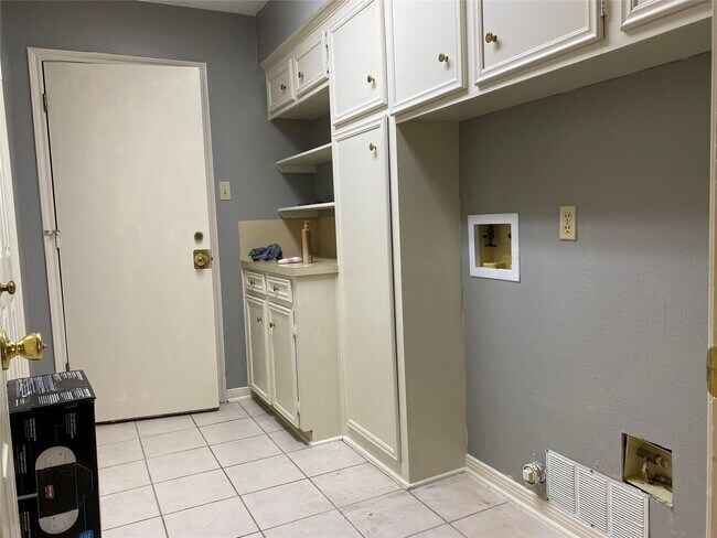 Building Photo - 16427 Dunmoor Dr